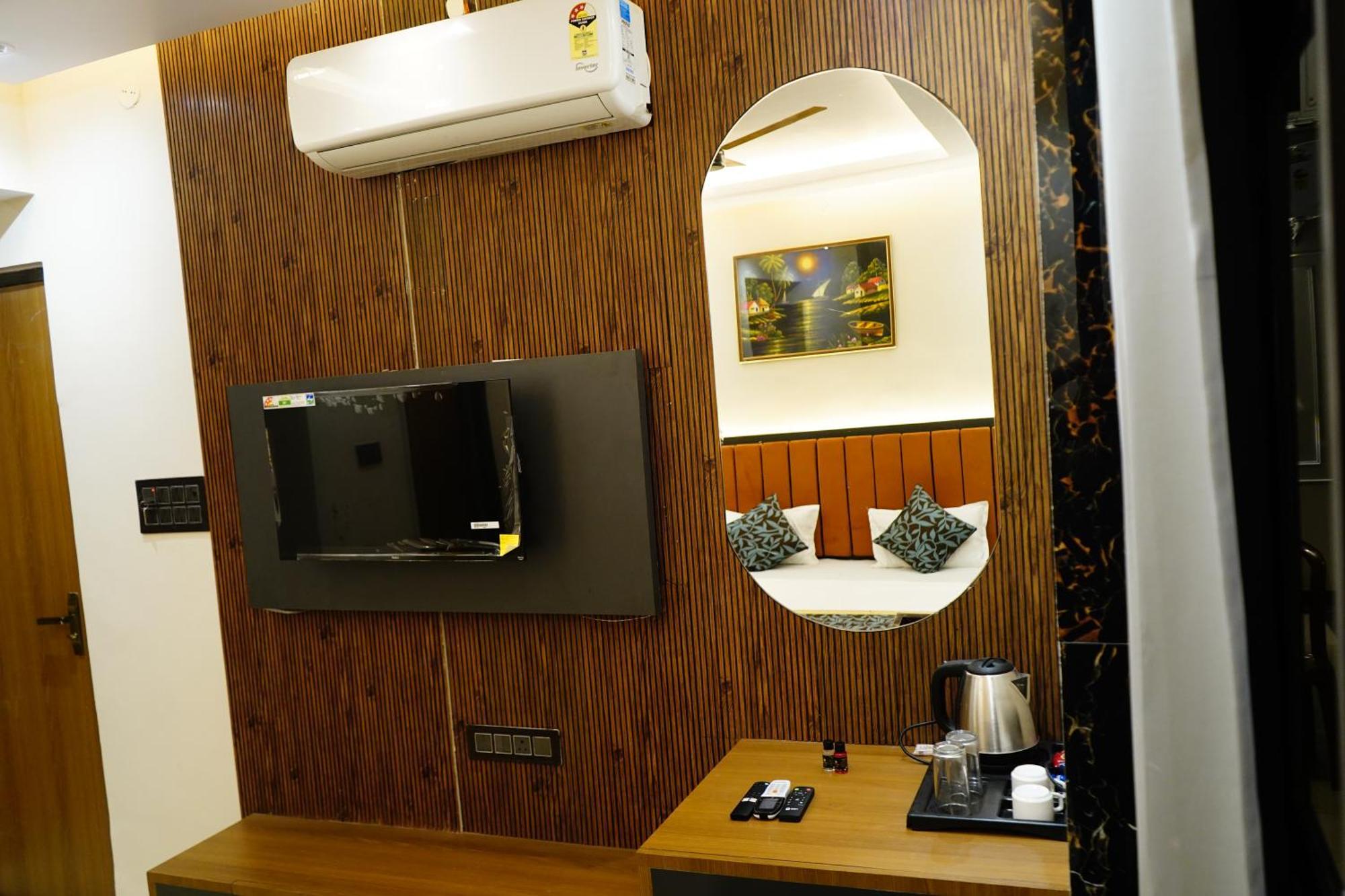Hotel Shakuntla Palace - 400 Meters Away From Vishnu Pad Temple 7 Mins Walk Gaya Bagian luar foto